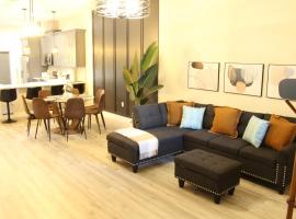 A Brand New Home- 14 min to Beach 3br, 2baths, 2 car garage，位于棕榈海岸的酒店