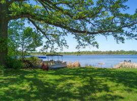 Waterfront Eagle Lake Home with Yard and Deck，位于梅普尔格罗夫的酒店