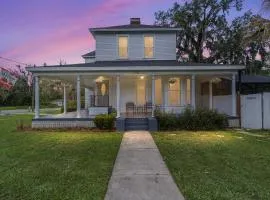 Martin B- historic district apt with pool