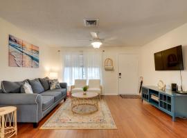 Calming Getaway 9 Mi to Clearwater Beach!，位于克利尔沃特的酒店