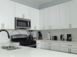 Shared, spacious condo near UChicago and Obama Center，位于芝加哥的酒店