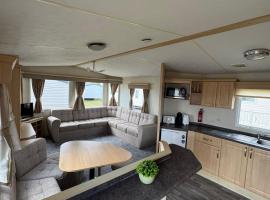 Santos Caravan Beautiful Holiday Home，位于滨海克拉克顿的酒店