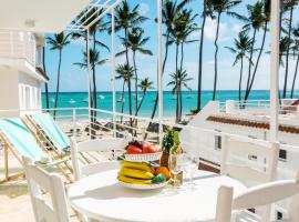 TROPICAL SUITES and VILLAS - LOS CORALES BEACH - great location with many restaurants，位于蓬塔卡纳的公寓式酒店