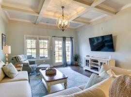 Shuttle to Beach: Ocean View Home w/ Patio，位于欧申维尤的酒店