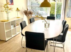140 modern m2 in quiet neighborhood with lovely courtyard，位于Kjellerup的酒店