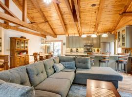 4 Mi to Beach Lake Tahoe Mountain Retreat!，位于斯德特莱恩的酒店
