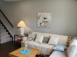 Bright Master Queen Room in London near Western Costco T&T，位于伦敦的酒店