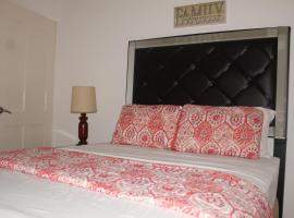 Charming Serene Penthouse with Pool & Gym New Kingston，位于New Kingston的酒店