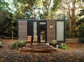 Pekapeka Tiny House by Tiny Away，位于Owaka的小屋