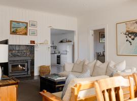 The Sea Keeper Bicheno cosy seaside cottage，位于比舍诺的酒店