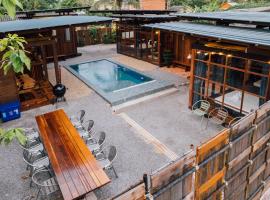 Adirek Pool Villa，位于董里的酒店