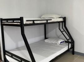 A & D Hotel & Restobar，位于加桑的带停车场的酒店