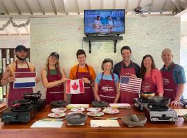 Cooking Class & hostel，位于Montongbuwoh的豪华帐篷