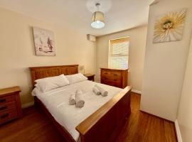 5BR 3BA Home Sleeps 10 in Hook，位于胡克的酒店
