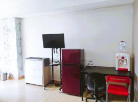 CGK Airport Summer Grand Studio Family Ensuite，位于卡拉瓦奇的酒店