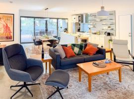 Ocean Breeze Stylish 4BR Retreat，位于Port Willunga的酒店