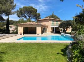 Belle villa dans clos privé - Saint Raphaël Boulouris，位于圣拉斐尔的酒店