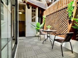 Duplex Garden Villa with Private Courtyard Jing'an Villa Near Metro Downtown Shanghai，位于上海的酒店