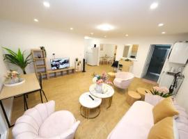 Sydney Stunning 4 bed 4 bathroom at Auburn，位于Auburn的酒店