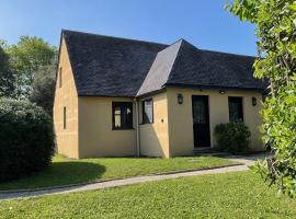 Cottage YVEL au Pied du lac au Duc, son Golf et sa Base Nautique，位于普洛埃尔梅勒的酒店
