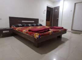 Hotel Poonam Lodge，位于艾哈迈德讷格尔的酒店