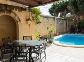 Gozobreak Farmhouses，位于Kerċem的酒店