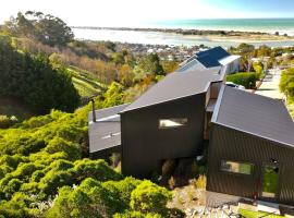 Ocean Views at Rapanui Lodge- 4BR Gem with Parking，位于基督城的酒店
