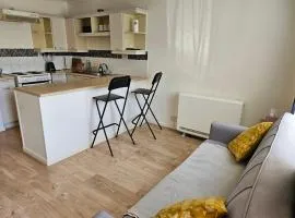 Heathrow-London Comfort, Convinience and Parking sleeps 4