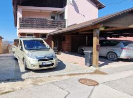 Big House with beautiful city view, gym,BBQ garden and own parking，位于日利纳的酒店
