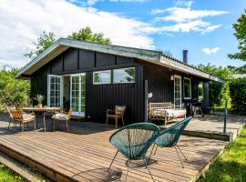 3 Bedroom Nice Home In Dronningmølle，位于德隆宁莫勒的酒店
