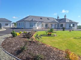 Ballnamona house，位于康镇的带停车场的酒店