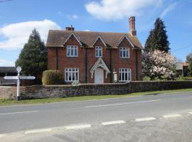 Farmhouse in the heart of the New Forest，位于博利厄的酒店