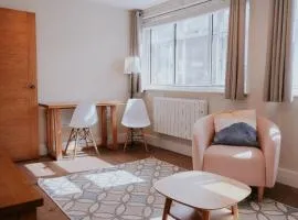 Horsham 1 Bed Flat Free Parking Close to Station