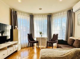 20 minutes to Mel CBD 2 BRs AirCon unit guest house，位于拉弗顿的酒店