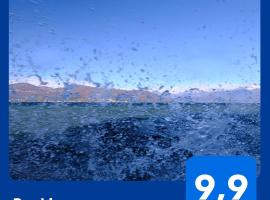 "Blue Dream" - Wonderful lake view，位于伊斯普拉的酒店