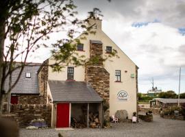 Corcreggan Mill B&B, Self-Catering & Glamping，位于邓法纳希的山林小屋