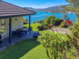 4 Bedroom Awesome Home In Ølve，位于Ølve的酒店