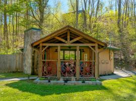Pet friendly, hottub, sleeps 4, flat roads, GBurg!，位于加特林堡的酒店