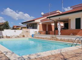 Villa Lella - Tevere - Appartamento al Piano Terra e al 1 con piscina condivisa a 5 minuti dal mare, adatta per famiglie o gruppi per un completo relax，位于阿尔代亚的酒店