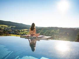 Schwarzwald Wellnesshotel SAIGERHÖH I Spa Golf & Wandern über dem Titisee，位于伦茨基希的酒店