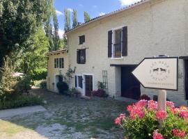 Les Deux Chevaux Chambres d’Hôtes，位于Rouvenac的酒店