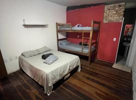 Chalé Madeiros no Hostel do Jacaré até 4 pessoas，位于皮帕的酒店