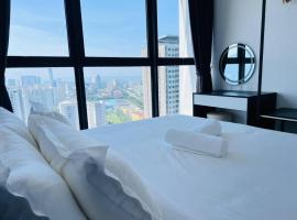 Georgetown Penang - Skyline at Urban Suites - Affordable-Luxury-Cozy Stays with Sea and City Views，位于日落洞的酒店