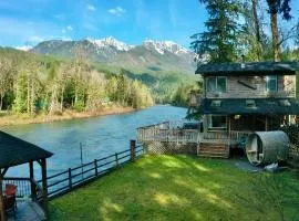 Riverfront Retreat Hot Tub Sauna Yard Gazebo and VIEWS