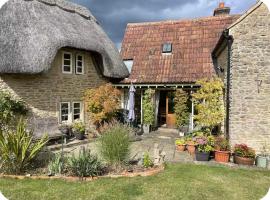 Thatch Cottage B&B，位于拉科克的酒店