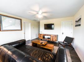 Watermen's Cabana 1C - 3-Bed, 2-Bath Apartment - Walk To BEACH Access & PET Friendly!，位于Waves的酒店