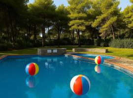 Paradise Found at Thalia's Poolside Villa，位于撒尼海滩的别墅