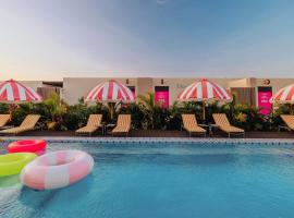 Privada Stays - Lofts with Private Pool and Oasis, near Eagle Beach，位于棕榈滩的酒店