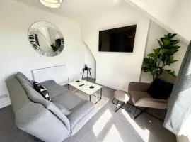 City Centre Embankment View Apartment Sleeps 3