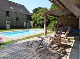 Longère entre mer et campagne avec piscine，位于普吕居方的酒店